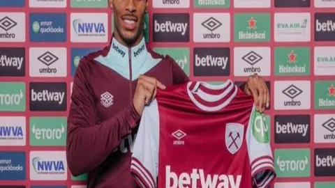 地铁上cos哪吒的男生引众人围观求合影